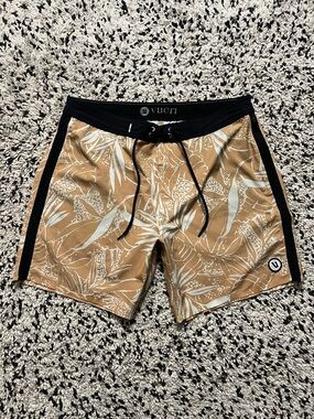 Vuori Men's Peak Boardshort in the "Flax Rainforest" Yellow White Size 32